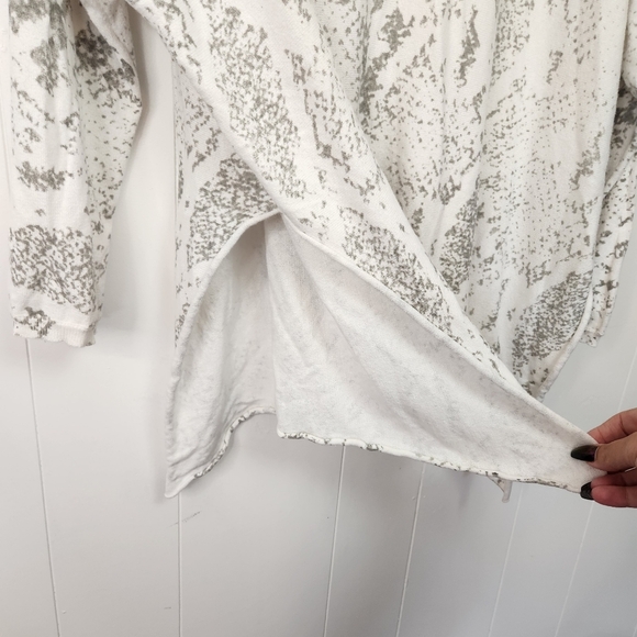 Design Lab White Snakeskin Oversized Loose V-Neck Sweater Top Size 1X Light - Picture 6 of 7